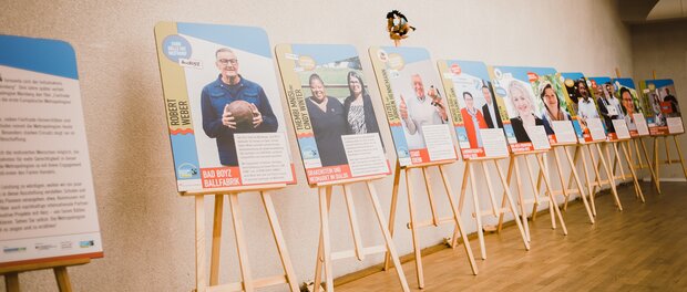 Bildtafeln auf Staffeleien